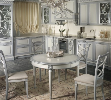 PARTICOLARE CUCINA CON TAVOLO E SEDIE